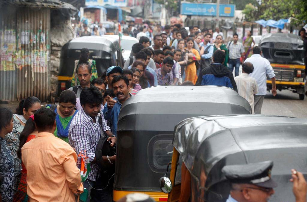 Grève des conducteurs de tricycles indiens contre un logiciel de réservation de taxis