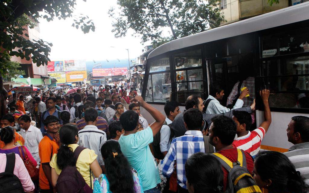 Grève des conducteurs de tricycles indiens contre un logiciel de réservation de taxis