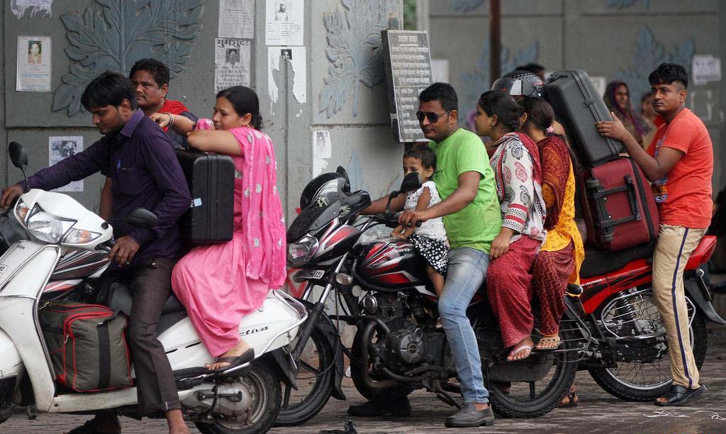 Grève des conducteurs de tricycles indiens contre un logiciel de réservation de taxis