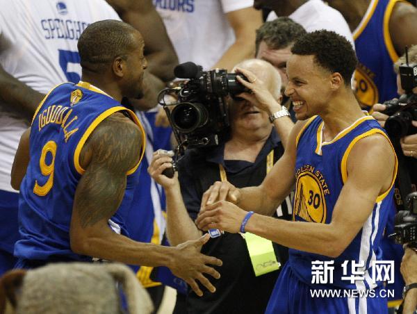 NBA : les Golden State Warriors remportent le titre