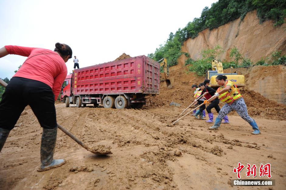 Route bloquée par des glissements de terrain suite aux dernières grosses pluies. (CNS/He Junyi)