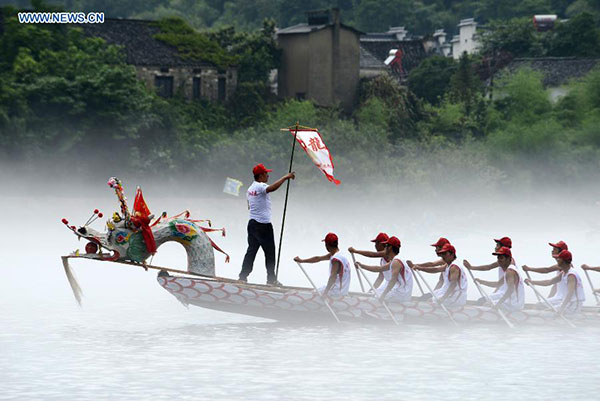 2.  Course de bateaux-dragonsLes courses de bateaux dragons est une phase indispensable de la fête, avec les bateaux ainsi nommés parce que l'avant et l'arrière des embarcations répresentent un dragon chinois.