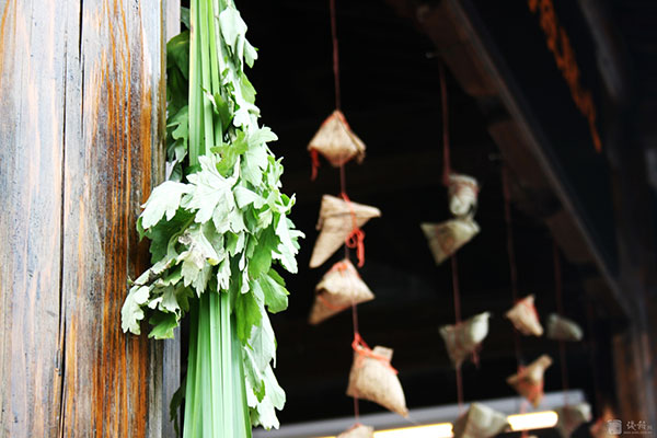 4. Suspendre des feuilles pour un bon présageIl est dit que le cinquième mois lunaire est considéré comme une période "toxique" dans le calendrier du fermier chinois, parce que les insectes ravageurs sont actifs et c’est aussi la haute saison pour attraper des maladies infectieuses.A l’occasion du Festival des bateaux-dragons, les résidents dans le sud de la Chine placent des feuilles d'armoise et de roseau aromatique sur les portes ou les fenêtres pour empêcher les insectes d’entrer dans les maisons. Ces feuilles sont censées avoir des propriétés curatives.