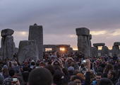 Plus de 20 000 personnes fêtent le solstice d'été sur le site de Stonehenge