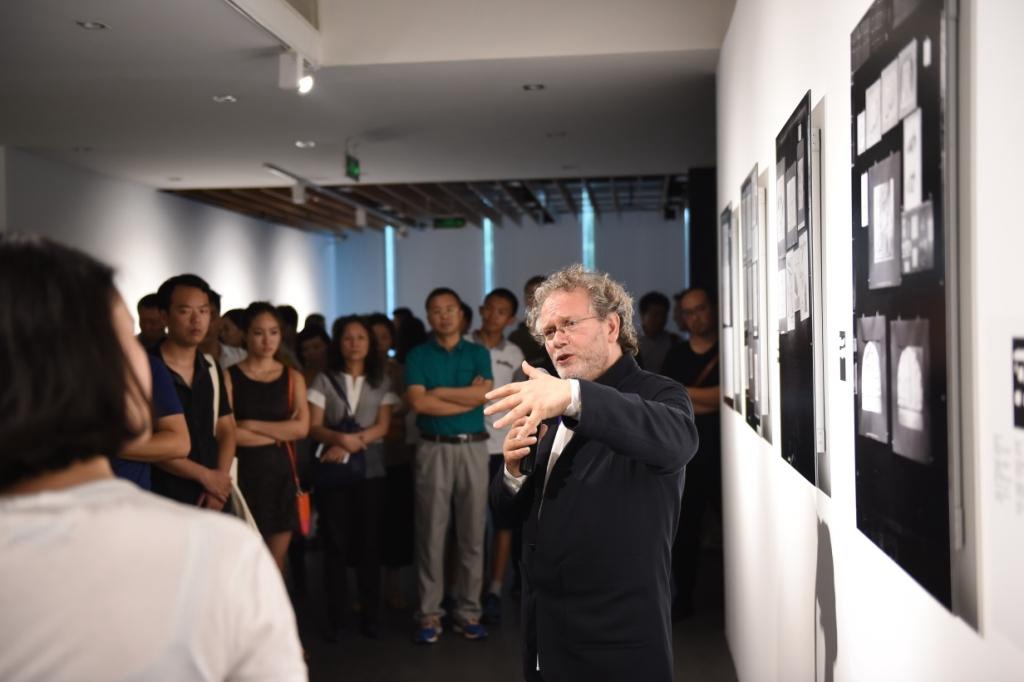Georges Didi-Huberman donne une présentation de l'exposition "La mémoire brûle" à l'OCAT (photo OCAT)