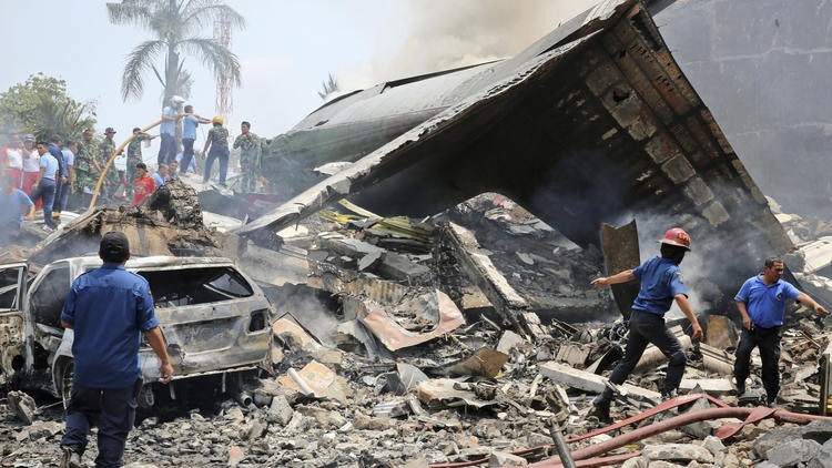 Au moins 43 morts après le crash d'un avion militaire indonésien sur la ville de Medan