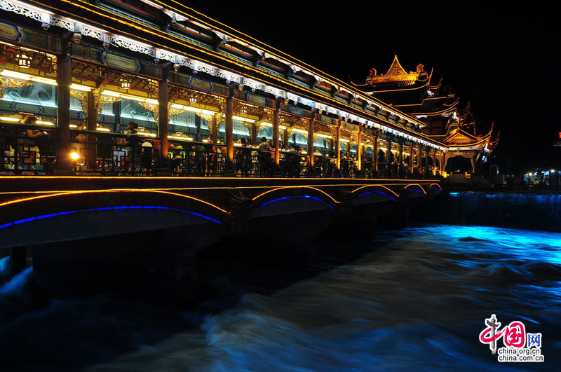 Le pont sud de Dujiangyan s'illumine la nuit