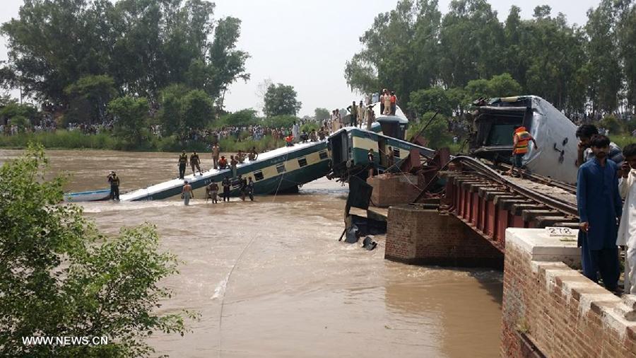 Pakistan: 12 morts et plus de 100 blessés dans un accident de train