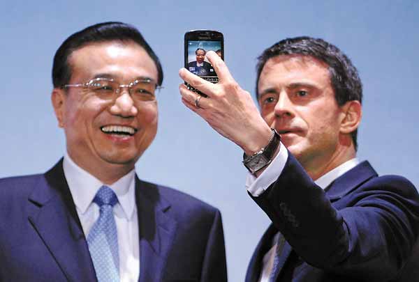 Le Premier ministre Li Keqiang et son homologue français Manuel Valls ont pris un selfie jeudi à Toulouse, au cours de la visite de trois jours du dirigeant chinois en France. [Pascal Pavani/AFP]