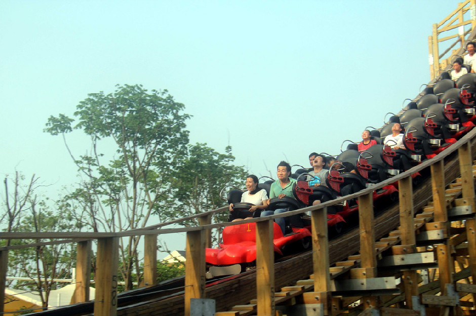 Mise en service de montagnes russes géantes en bois dans l'Anhui