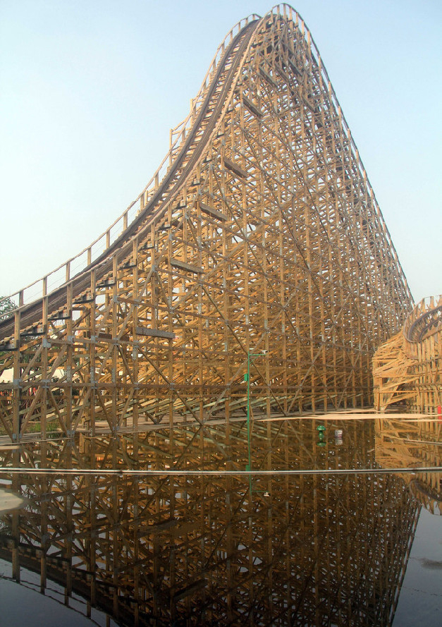 Mise en service de montagnes russes géantes en bois dans l'Anhui