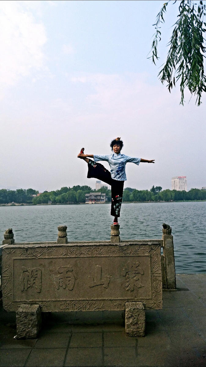 Une personne âgée joue les acrobates dans le Shandong