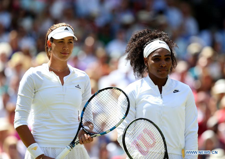 L'Américaine Serena Williams a remporté samedi son 6ème titre à Wimbledon en battant en finale l'Espagnole Garbine Muguruza en deux sets (6-4, 6-4). (Xinhua/Ye Pingfan)