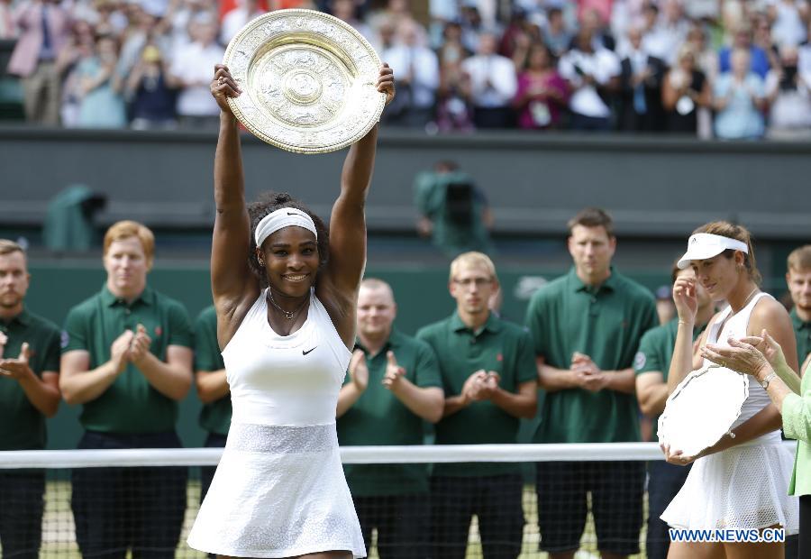 L'Américaine Serena Williams a remporté samedi son 6ème titre à Wimbledon en battant en finale l'Espagnole Garbine Muguruza en deux sets (6-4, 6-4). (Xinhua/Ye Pingfan)