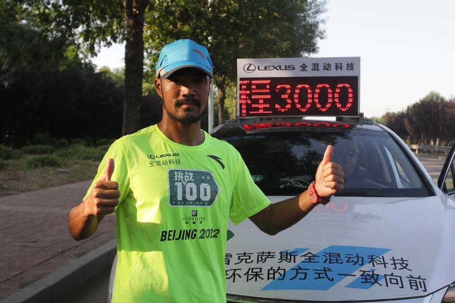 Un coureur termine 100 marathons