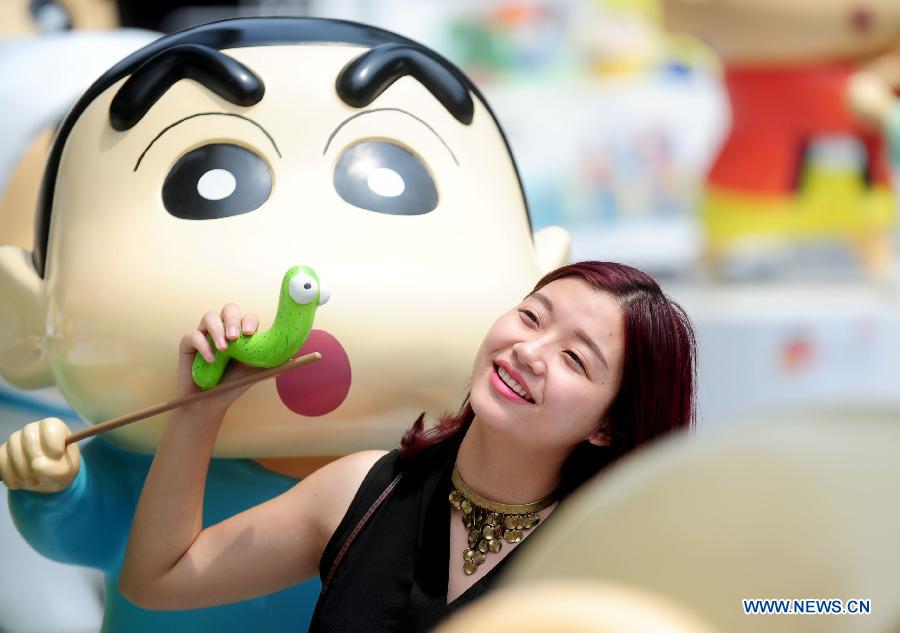 Des gens visitent une exposition pour célébrer le 25ème anniversaire de Crayon Shin-chan, une série japonaise de manga et d'anime créée par Yoshito Usui en 1990, à Shenyang, capitale de la province du Liaoning, le 11 juillet 2015. (Xinhua)