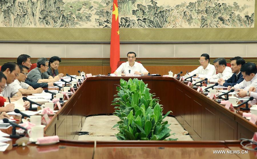 Li Keqiang souligne de nouvelles mesures pour stimuler l'économie