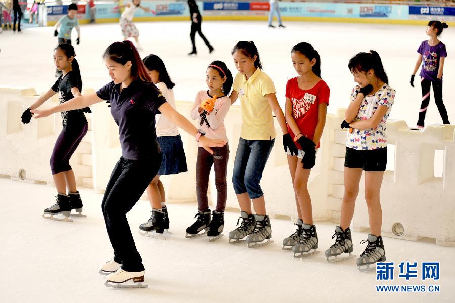 Des jeunes de Nanning (province chinoise du Guangxi) sur la glace pour échapper à la chaleur, le 13 juillet 2015.