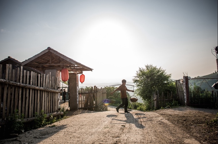 Monsieur Guo prend la route de Baishan, une ville située à une trentaine de kilomètres du village de Zhenzhumen, afin de vendre ses fruits.