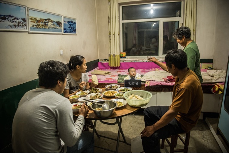 De retour au village, Monsieur Guo dîne avec sa famille.