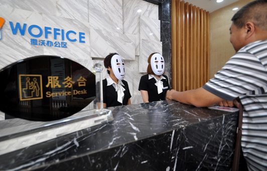 Chine: réduire le stress du travail avec un masque au bureau ?