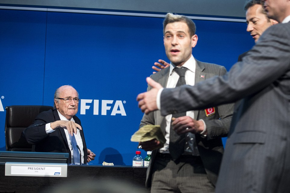 FIFA : Sepp Blatter agressé à coup de dollars