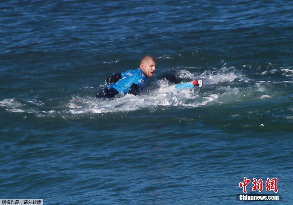 Le champion du monde de surf attaqué par un requin