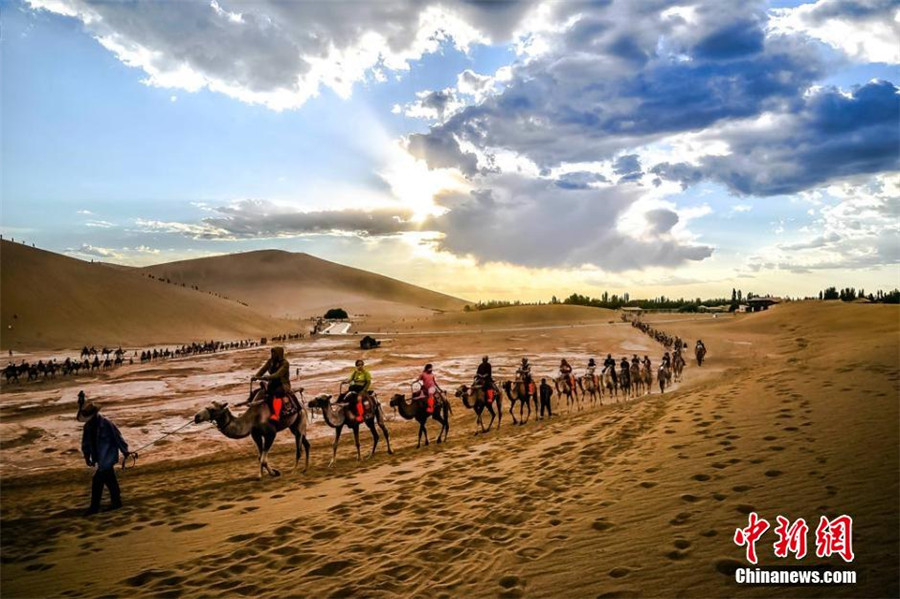 Gansu : de longues caravanes de touristes sur les dunes de Dunhuang