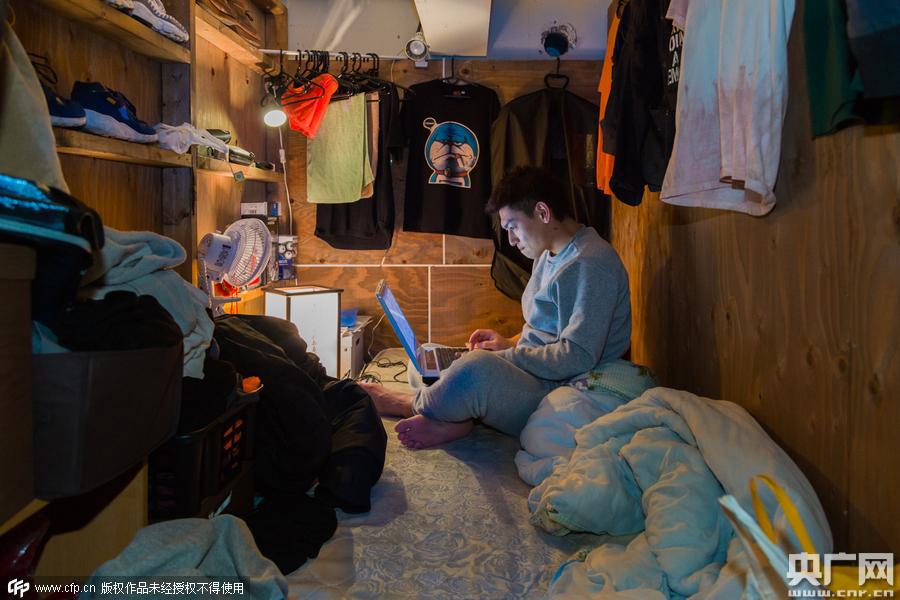 Photos de la vie quotidienne dans un hôtel capsule de Tokyo