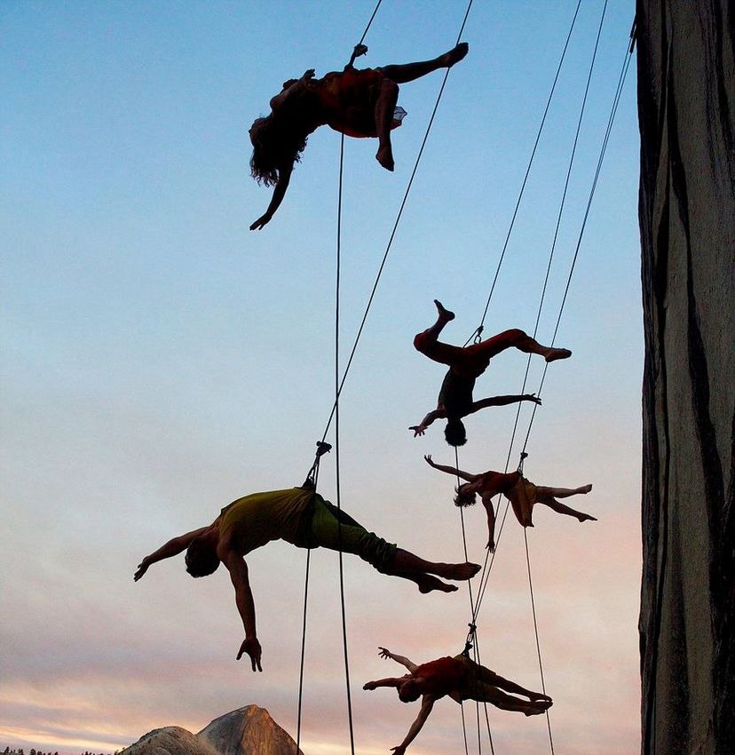Des danseurs fous suspendus à la falaise dans le parc de Yosemite