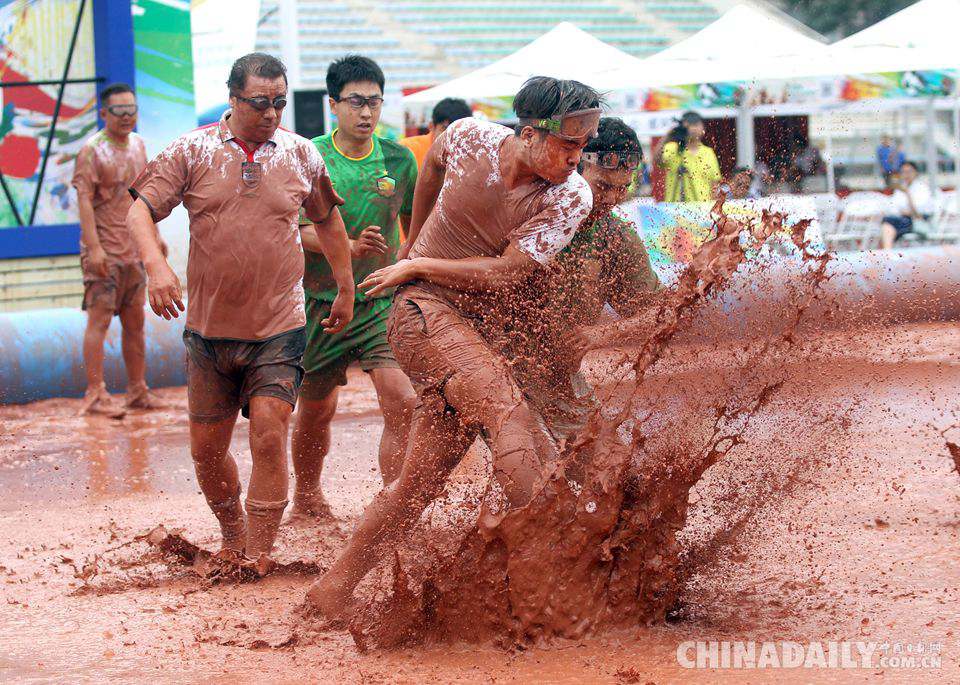 Beijing : un tournoi de football dans un bain de boue