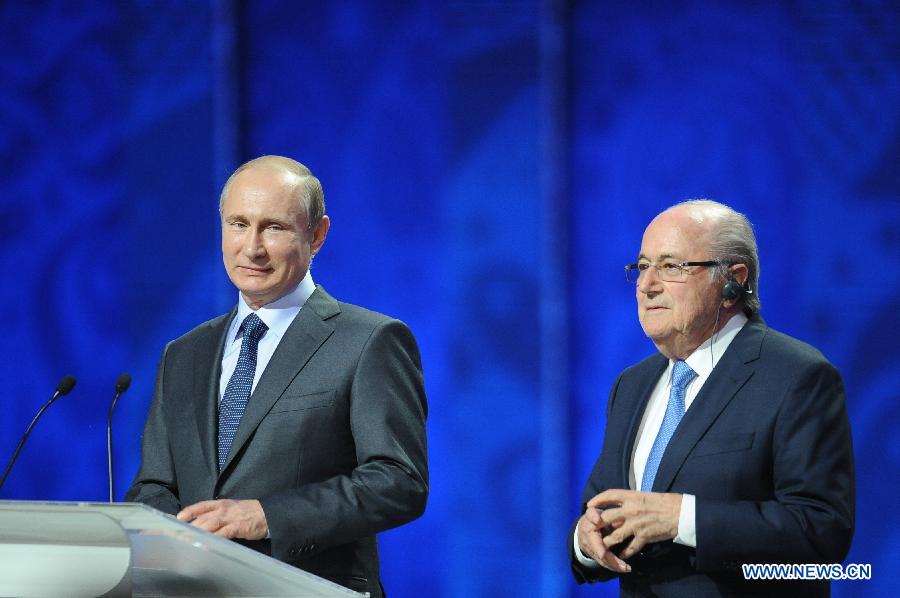 Le président de la FIFA Sepp Blatter (à droite) et le président russe Vladimir Poutine lors de la cérémonie de tirage au sort des éliminatoires du Mondial-2018 de football à Saint-Pétersbourg, en Russie, le 25 juillet 2015. (Xinhua/Dai Tianfang)