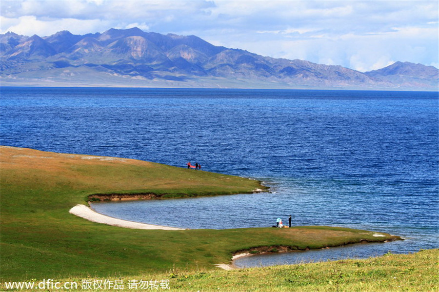 4. Le paysage du lac Sayram et des monts Tianshan, dans la Région autonome ouïgoure du Xinjiang.