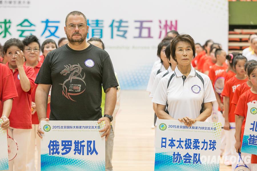 Quand le tai-chi se pratique avec une raquette à la main