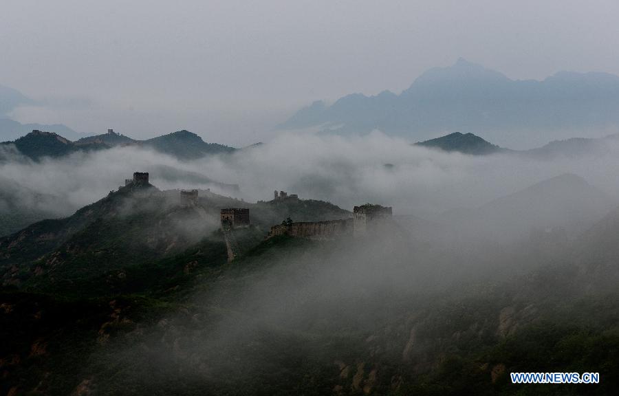 La section Jinshanling de la Grande Muraille de Chine dans une mer de nuages
