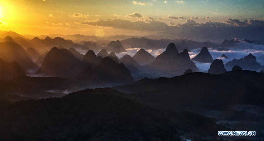 Une mer de nuages autour de montagnes dans le Guangxi