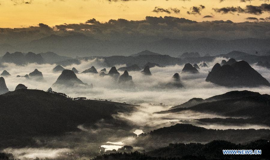 Une mer de nuages autour de montagnes dans le Guangxi