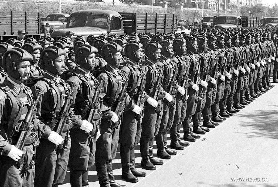 Le fichier photo prise en 1959 montre une unité aéroportée de l'Armée populaire de Libération (APL), prendre part à un défilé pour célébrer le 10e anniversaire de la fondation de la République populaire de Chine à Beijing. [Photo/Xinhua]