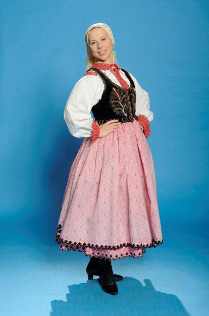 Une femme porte un costume ethnique présenté à l'exposition « Des sources à l'inspiration : les motifs ethniques dans le design polonais ». [Photo / namoc.org]