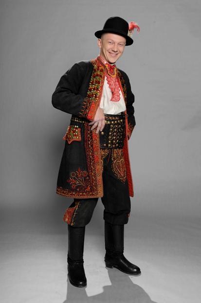Un homme en costume ethnique présenté à l'exposition « Des sources à l'inspiration : les motifs ethniques dans le design polonais ». [Photo / namoc.org]