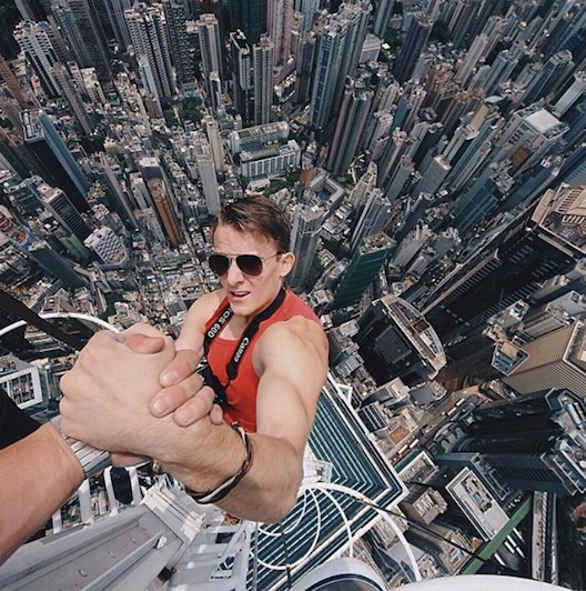 Selfies plongeants du haut des gratte-ciel de Nanjing