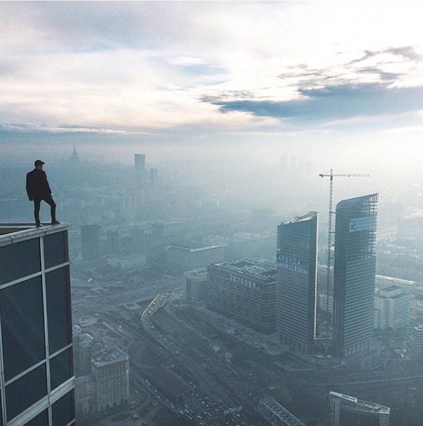 Selfies plongeants du haut des gratte-ciel de Nanjing