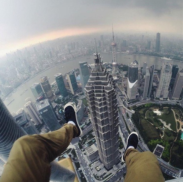 Selfies plongeants du haut des gratte-ciel de Nanjing