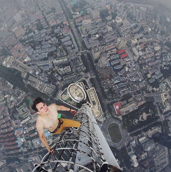 Selfies plongeants du haut des gratte-ciel de Nanjing