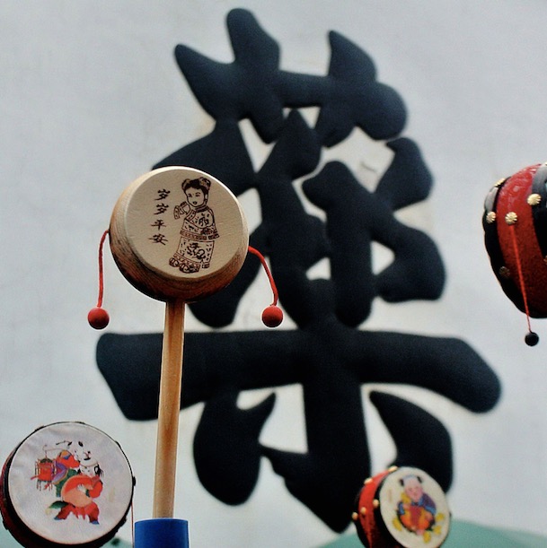Des jouets traditionnels pour enfants nommés "Bolanggu" sont présentés dans la rue Hefang à Hangzhou, capitale de la province chinoise du Zhejiang (est), le 28 novembre 2012.