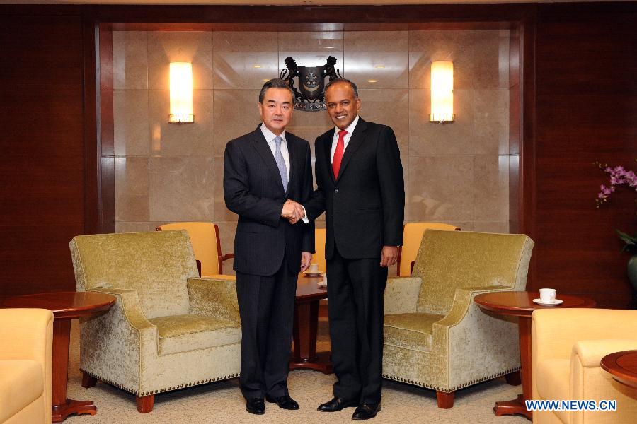 Le ministre chinois des Affaires étrangères Wang Yi (à gauche) et le Premier ministre singapourien Lee Hsien Loong (Xinhua/Then Chih Wey)