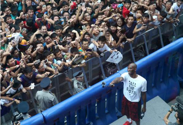 Guangzhou : Kobe Bryant accueilli en superstar par ses fans