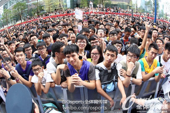 Guangzhou : Kobe Bryant accueilli en superstar par ses fans