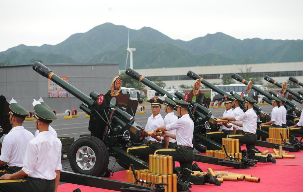 Les canons du salut à la République se preparent pour la parade du 3 septembre