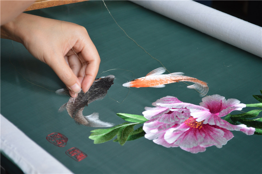 Un artisan fait une broderie Shu dans l'atelier du musée. [Photo Jiang Wanjuan / chinadaily.com.cn]